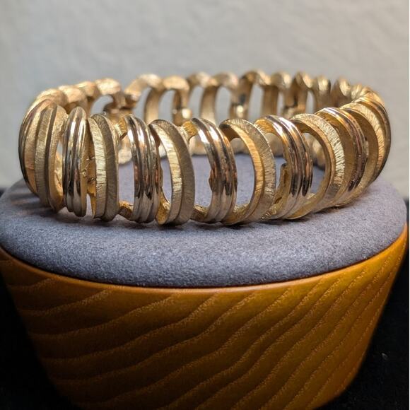 Vintage Signed CROWN TRIFARI Brushed & Polished Gold Tone Link Bracelet - Picture 2 of 6